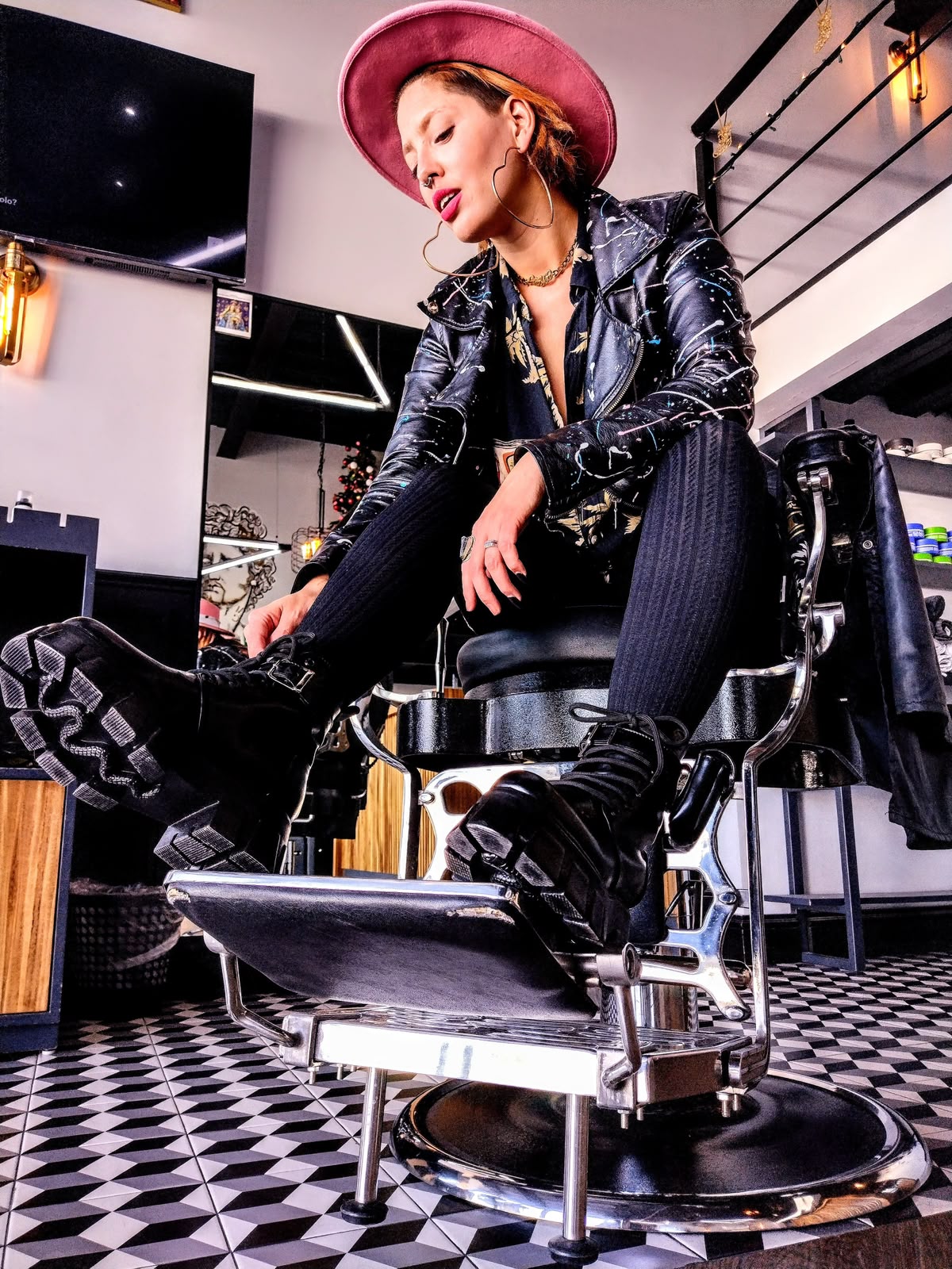 Vinge, estilista y educadora, en un sillón de barbería